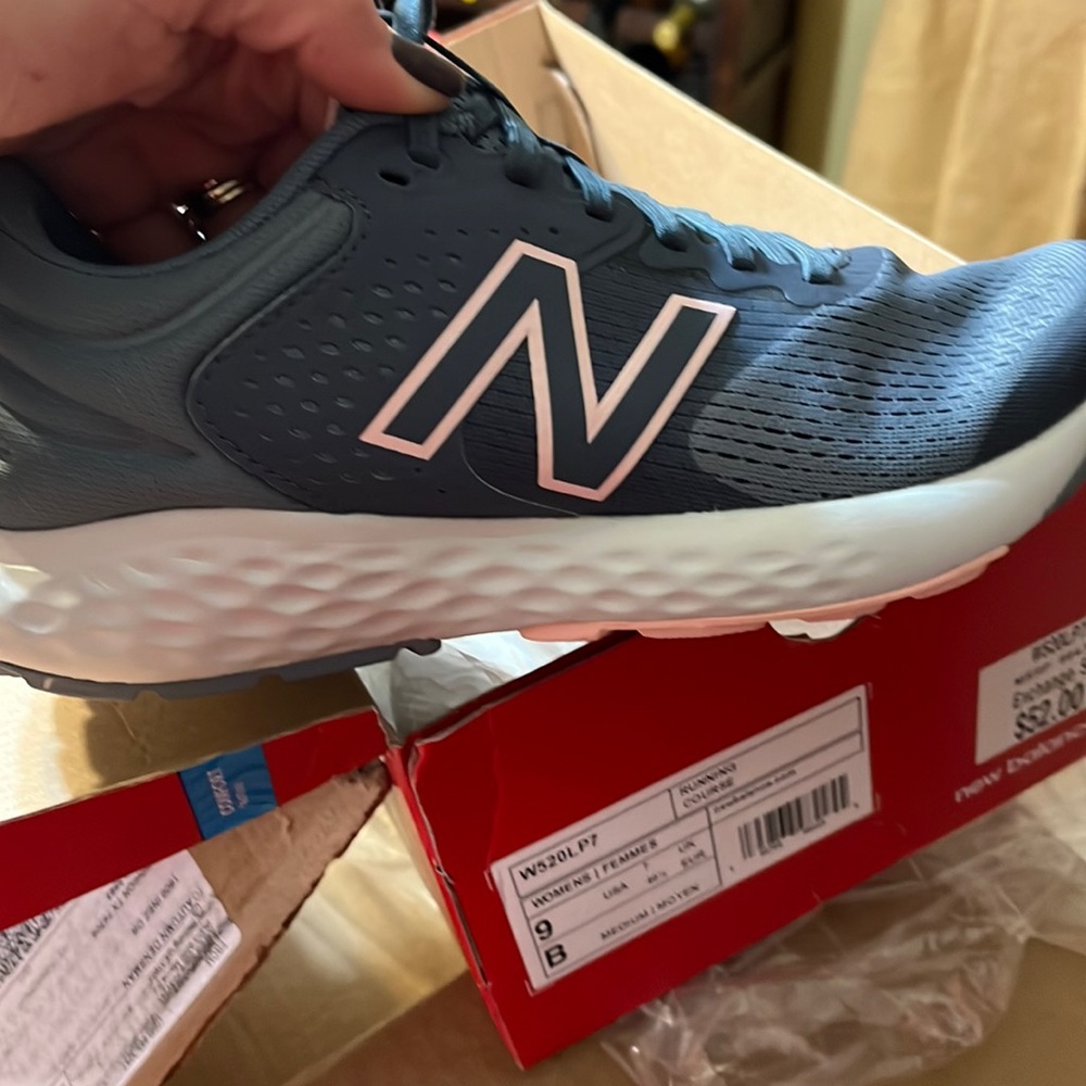 NWT NIB a womens NB sz 9